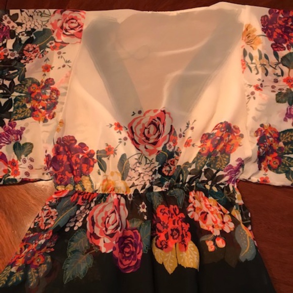 Very Pretty Sheer Floral Blouse - Picture 3 of 4